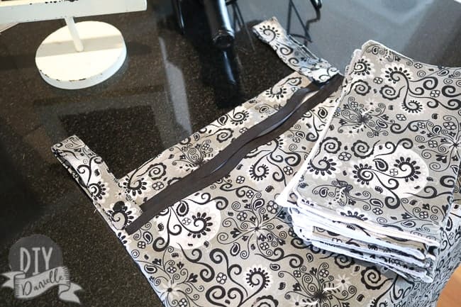 Kitchen wet bag with unpaper towels that match.