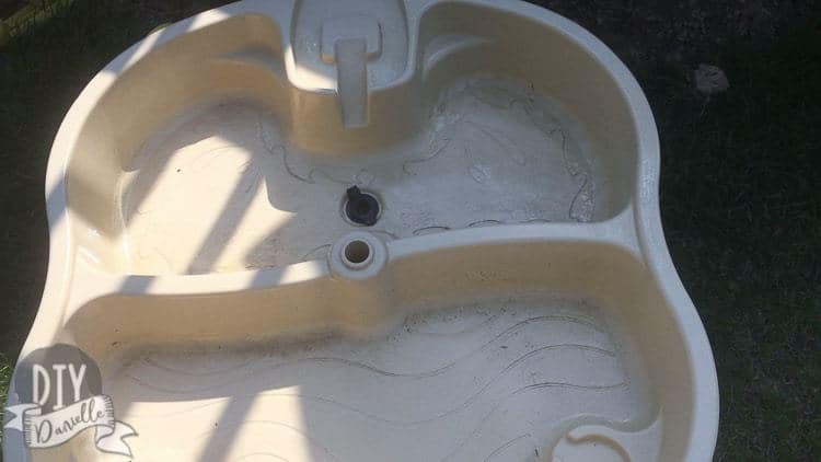 Dirty water table. Learn how to clean it.