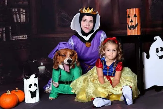 Check out how this family incorporated Snow White character costumes for everyone- even the pup!