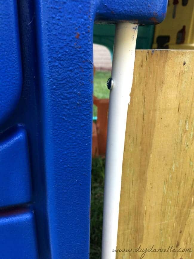 This is how the door attaches to the plastic playhouse.