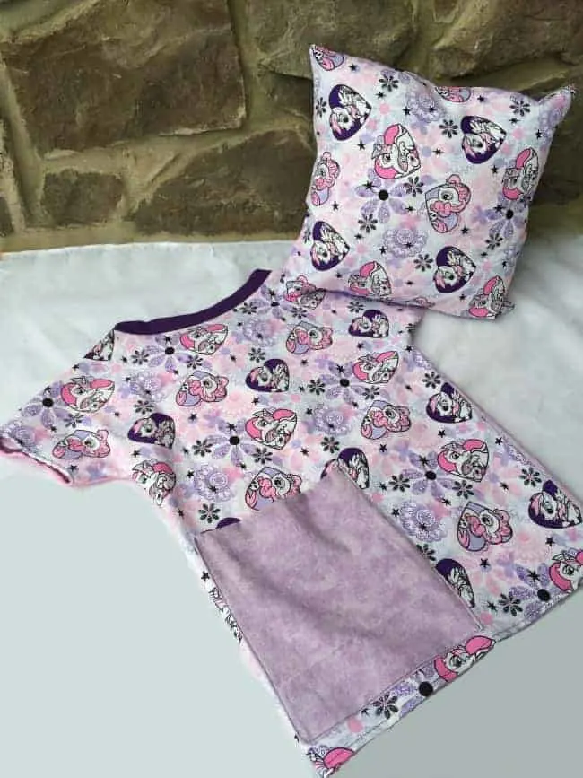 How to make a hospital gown and a matching pillow as a gift. #sewing #gift