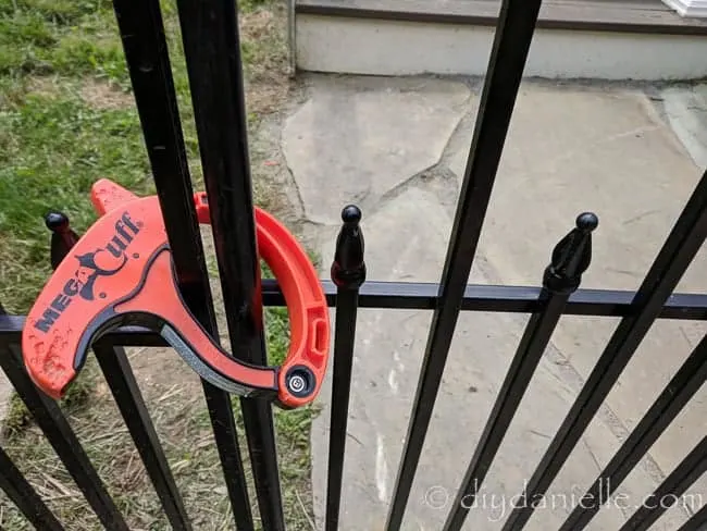 Using a single panel for the gate and a clip to prevent the dog from escaping the dog run.
