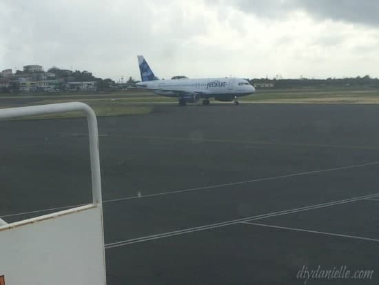 Plane coming into the airport in St. Lucia