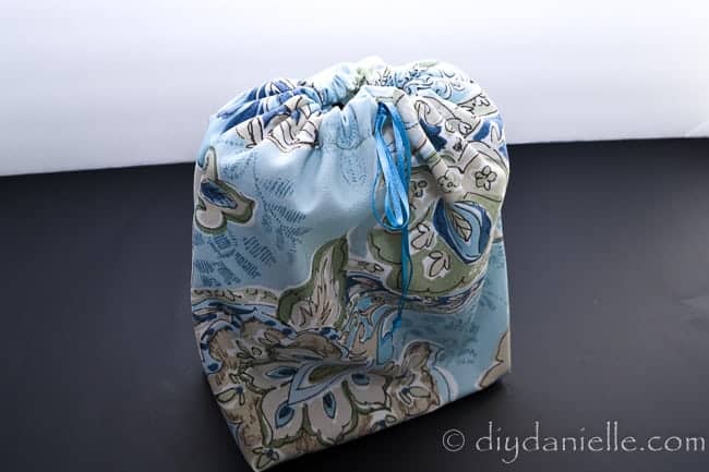 Drawstring Fabric Gift Bag Tutorial - Positively Splendid {Crafts, Sewing,  Recipes and Home Decor} | Easy sewing projects, Fabric gift bags, Sewing  gifts