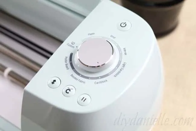 Cricut Air 2 easy to understand dial and buttons.