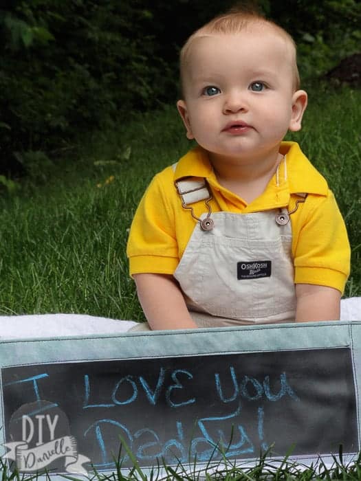 "I love you daddy" photo: DIY banner and DIY baby photos to give to dad for a Father's Day gift.