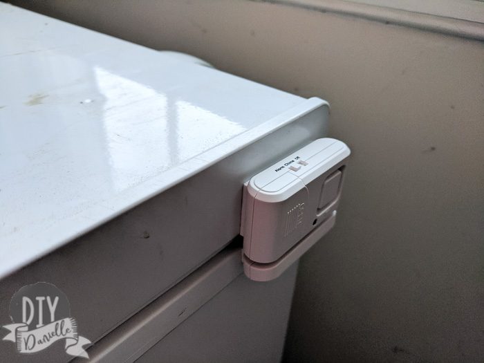 Easy setup for an alarm on a deep freezer. Cost less than $5