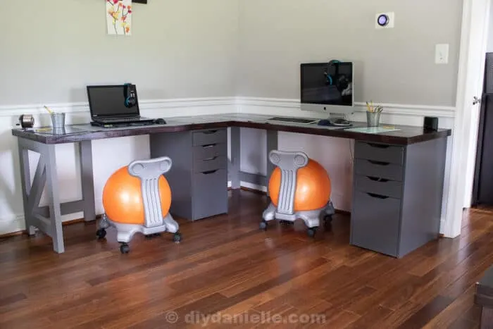 Corner Desk With A Farmhouse Style, Diy Built In Corner Desk And Shelves