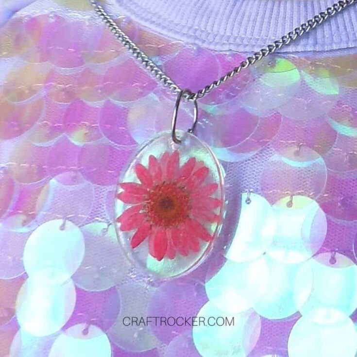 Close-up-of-Pressed-Flower-Resin-Pendant-Craft-Rocker