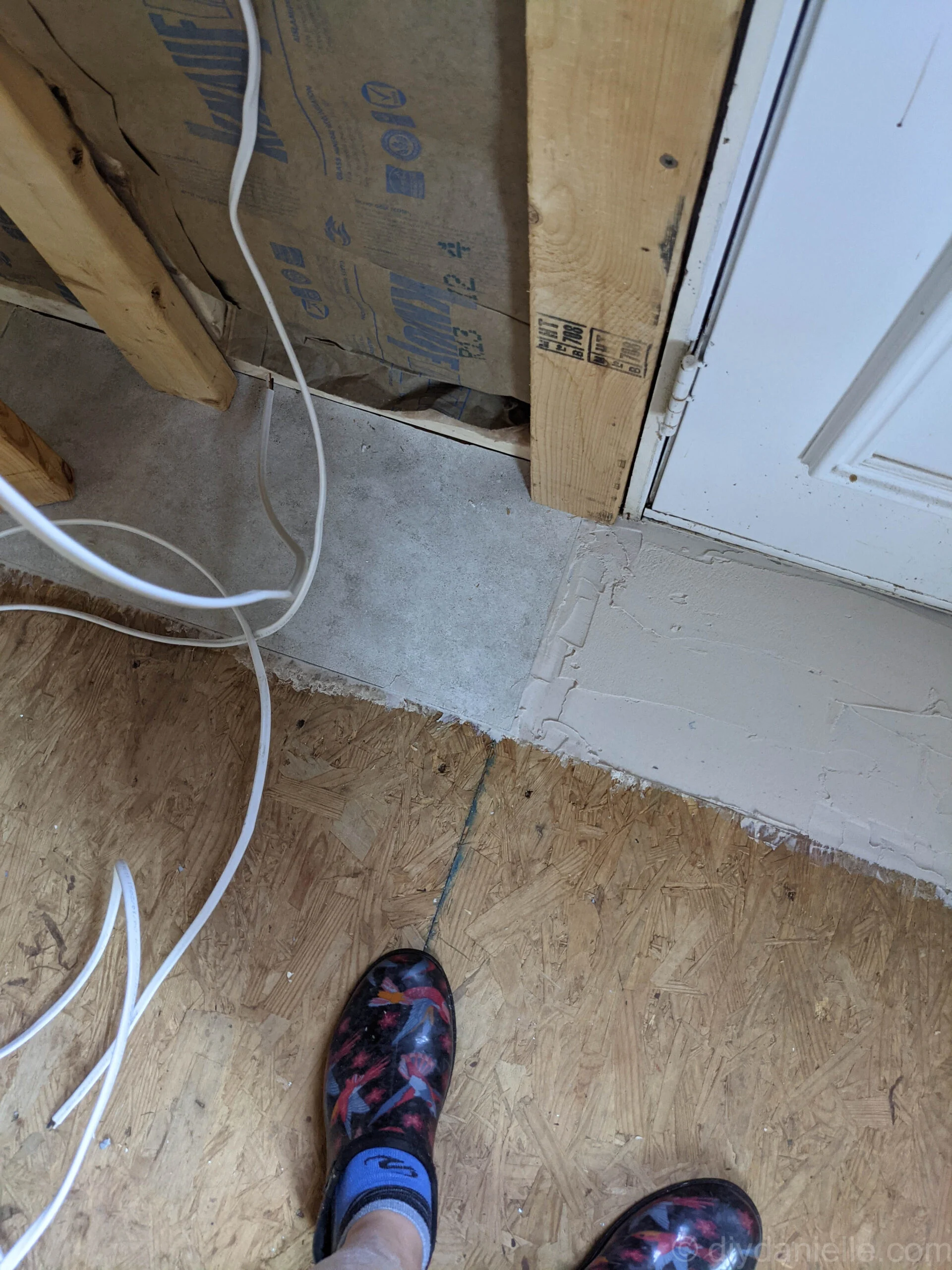 Applying leveling compound on an uneven subfloor before vinyl plank flooring installation