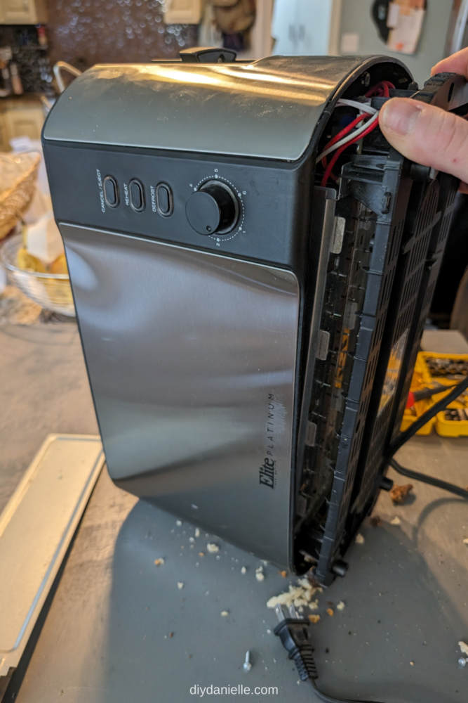 The top and bottom of the toaster can easily be separated once the screws are removed.
